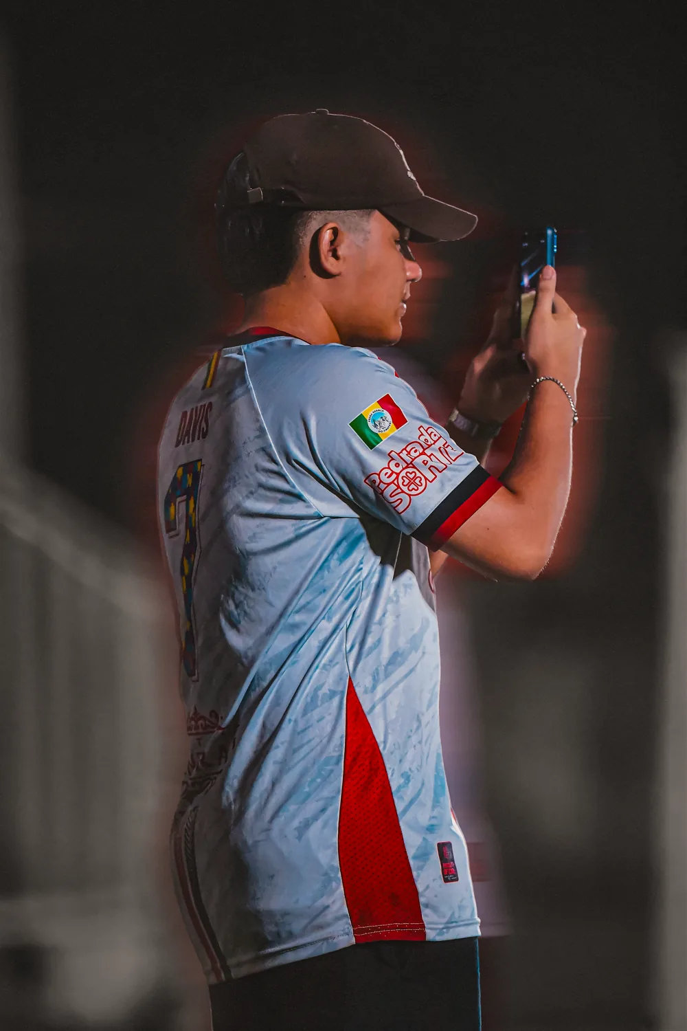 Davisson filmando com o celular, de camisa do Milan Amapari